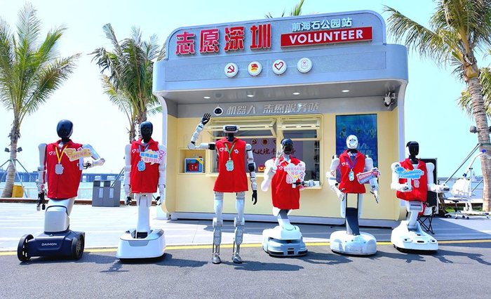 机器人志愿者在前海石公园上岗。前海管理局供图