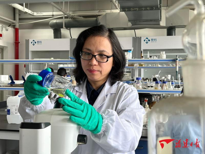 张章静教授在观察和分析晶体材料生长状况。