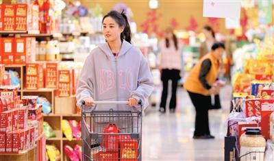 图为不久前，消费者在山东省枣庄市一家超市选购商品。