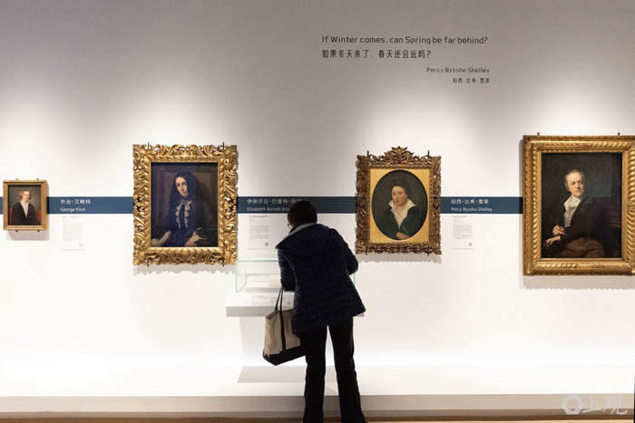 观众参观“从莎士比亚到J.K.罗琳：英国文学家肖像与名迹展”。赖鑫琳摄