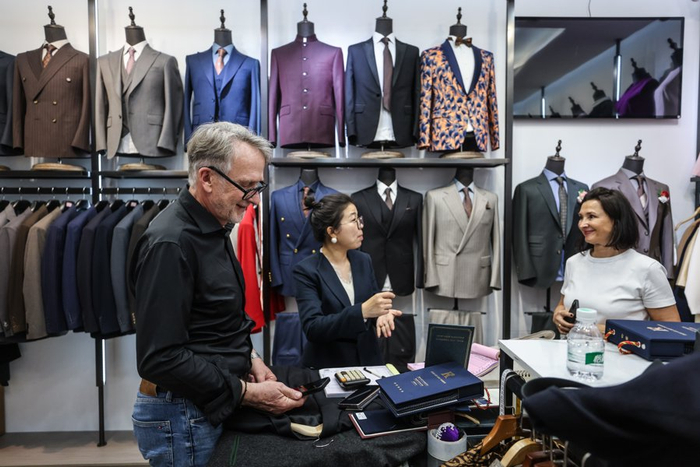 第二次来陈丹店里定制衣服的德国夫妇。