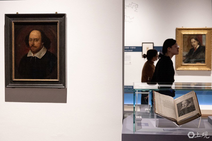 观众参观“从莎士比亚到J.K.罗琳：英国文学家肖像与名迹展”。赖鑫琳摄