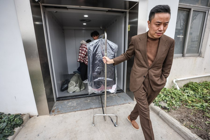 毛永康亲自将定制成衣打包从工厂搬上运往南外滩轻纺面料市场的专车。