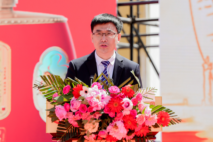 图|山庄集团销售公司总经理张建正式发布的《铸皇家文化标杆 成冀酒百亿龙头——山庄集团五年百亿战略规划》