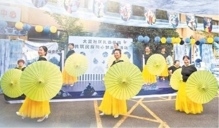 六盘水市钟山区凤凰街道大营社区举办文艺展演，为旅居客和当地居民搭建交流平台。 贵州日报天眼新闻记者 邓倩 摄