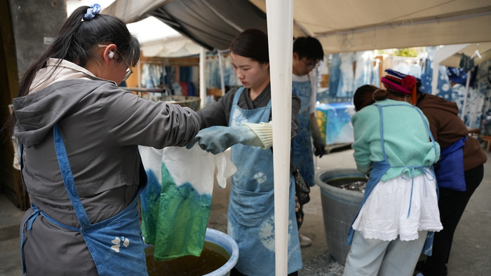 云南大理:游客体验白族扎染技艺