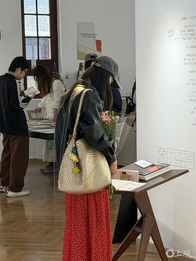 读者参观“虚构集3.0”文学展，在展厅翻开书页。施晨露摄