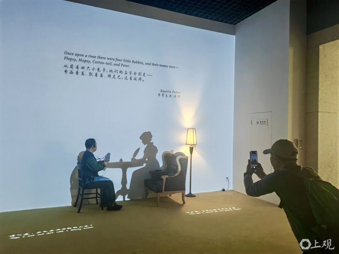 展厅结尾处设置了作家正在书写创作的还原式场景。钟菡摄