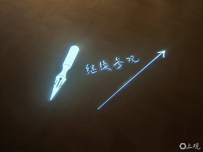 地面上的钢笔形展标来自王尔德手稿背面的图案，仿佛作家自己在对观众说“请往这边走”。钟菡摄