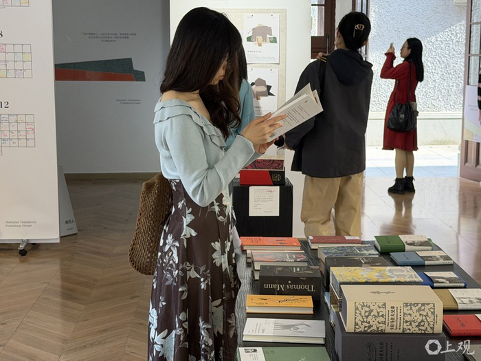 读者参观“虚构集3.0”文学展，在展厅翻开书页。施晨露摄