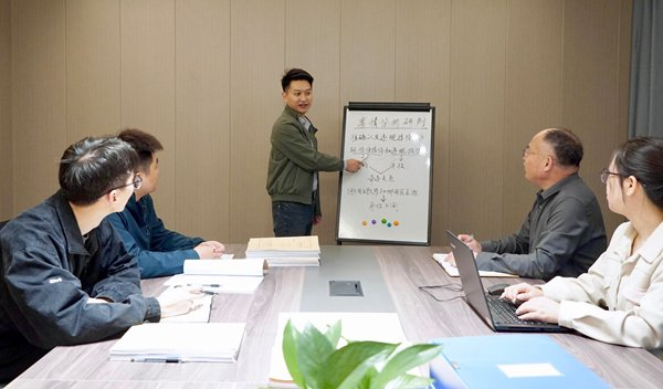 图为安徽省含山县纪委监委工作人员围绕案情进行研讨。孙颖琳 摄