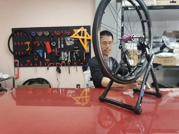 于文涛进行车轮平衡调试