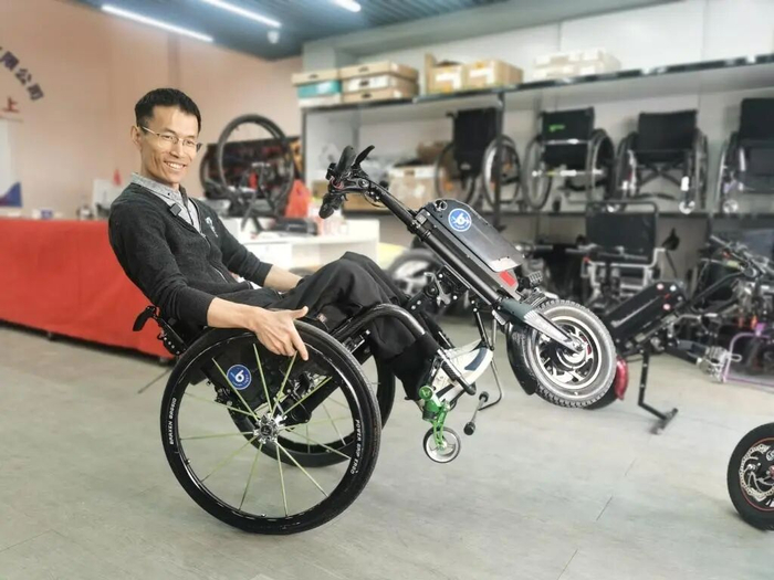 于文涛展示轮椅车头抬起越障技能