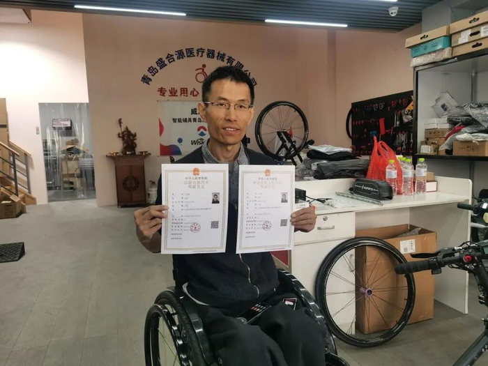 于文涛展示他的网约车和巡游出租车双证