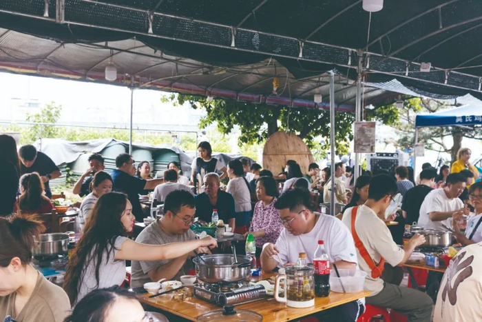 4月14日，莫氏鸡煲的室外就餐区，食客们正在品尝鸡煲/南风窗 施泽科 摄