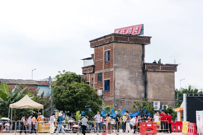 4月14日，佛山顺德陈村镇，许多游客慕名前来打卡莫氏鸡煲/南风窗 施泽科 摄