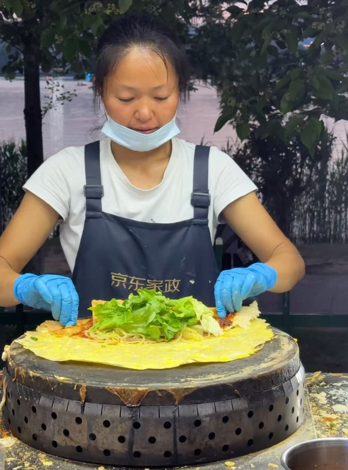 夏阿姨每天从早上8时忙到晚上8时。湘江早报全媒体记者 马媛 摄