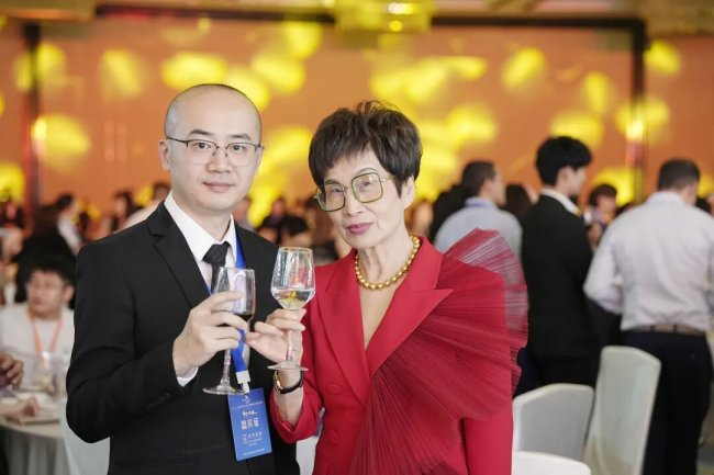 ▲移民行业从业30年基业长青特别荣誉大奖获得者 行业元老 金佩莹(右)