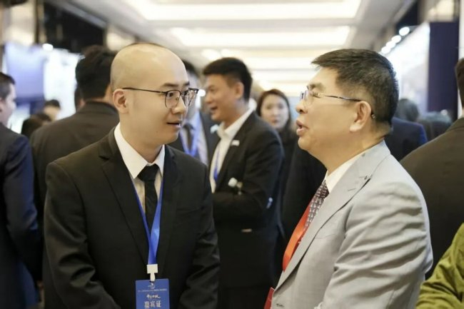 ▲广东省因私出入境移民协会 会长谢炎武(右)