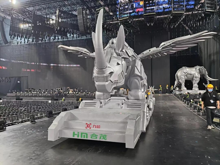 用于大型演唱会现场的全向自顶升式运输车