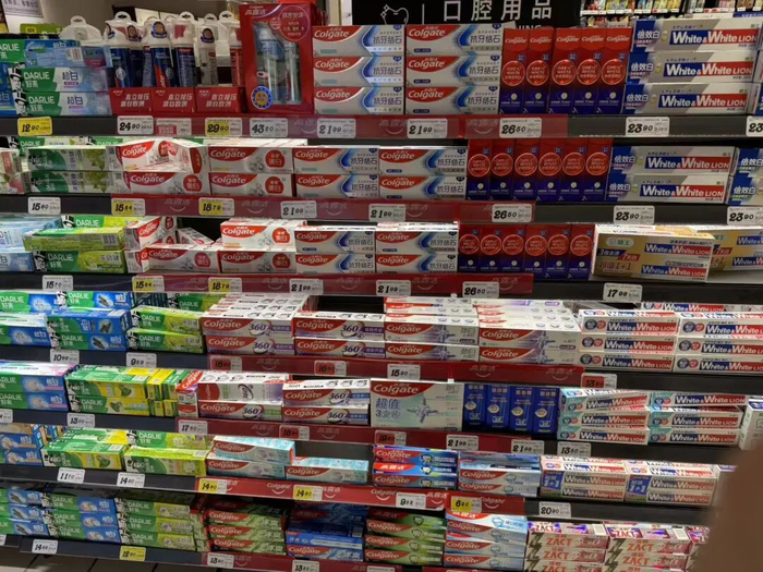 商超货架上的牙膏 蓝鲸记者摄