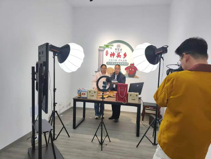 杨有君（右）在电商直播间推介家乡农特产品。