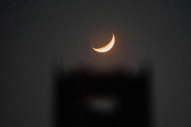 这是4月21日在黑龙江省大庆市拍摄的月亮。新华社发（刘崴摄）