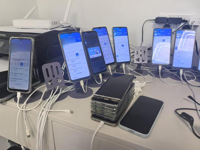 警方查获的手机。均为闵行分局供图。