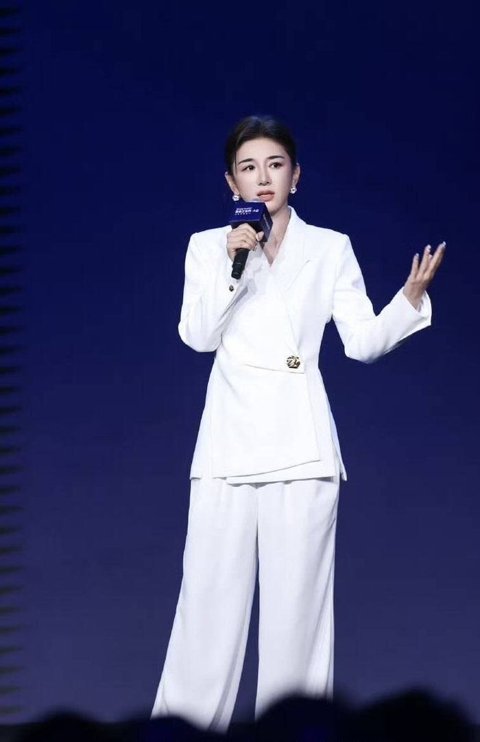 黄奕 图据黄奕工作室微博