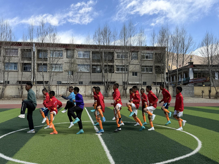 图为南木林县卡孜乡完小足球社团学生正在赛前热身。