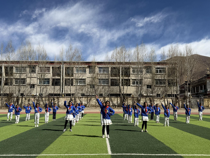 图为南木林县卡孜乡完小学生在操场跳健美操。