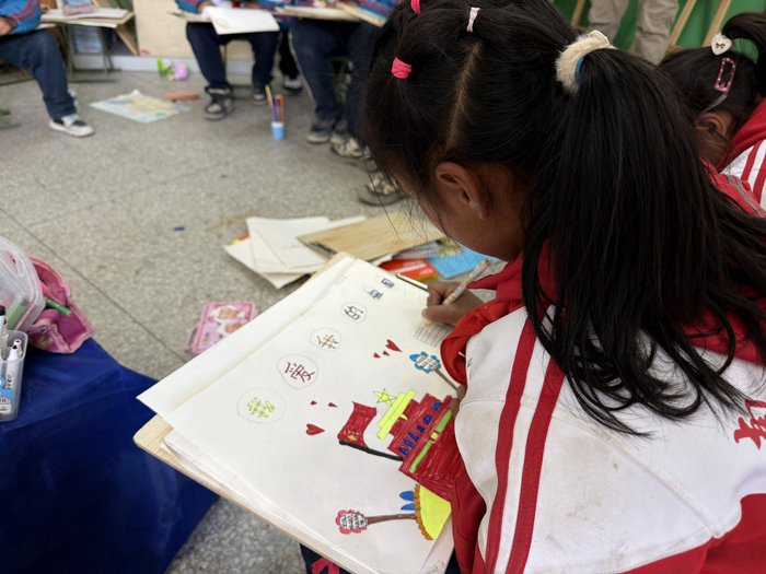 图为南木林县卡孜乡完小学生正在绘画。