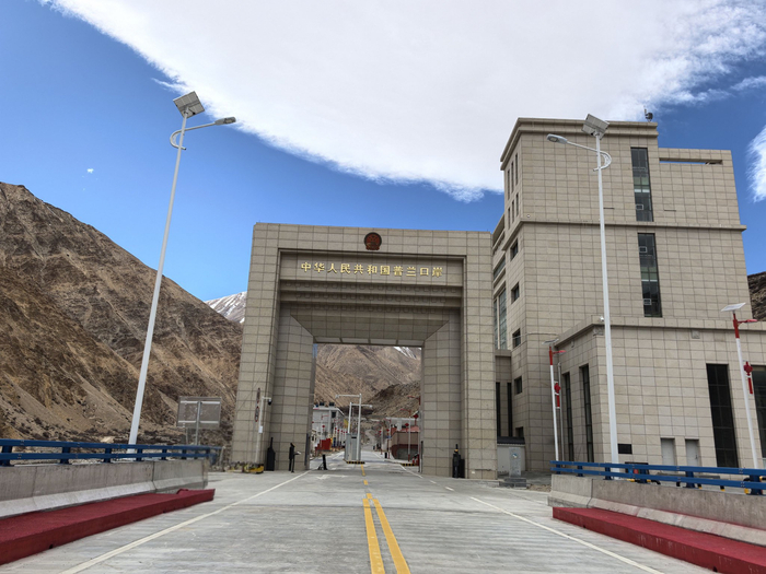 普兰口岸。记者 周辉 摄