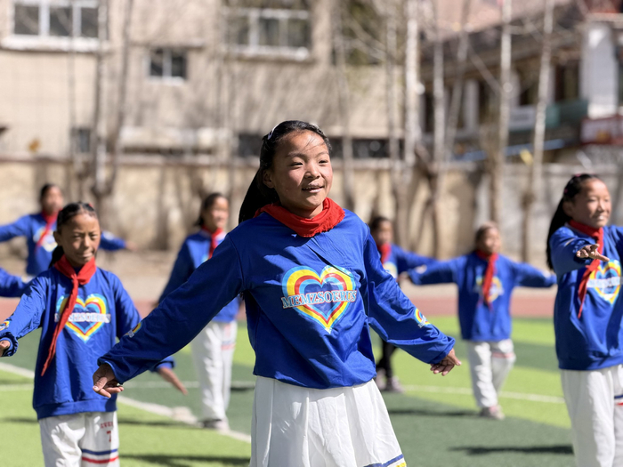 图为南木林县卡孜乡完小学生在操场跳健美操。