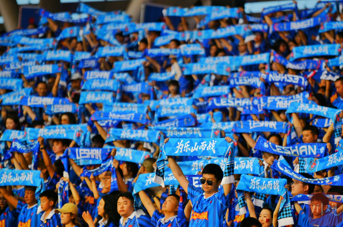 “川超”赛场上，拉拉队激情高涨助威。华小峰 摄