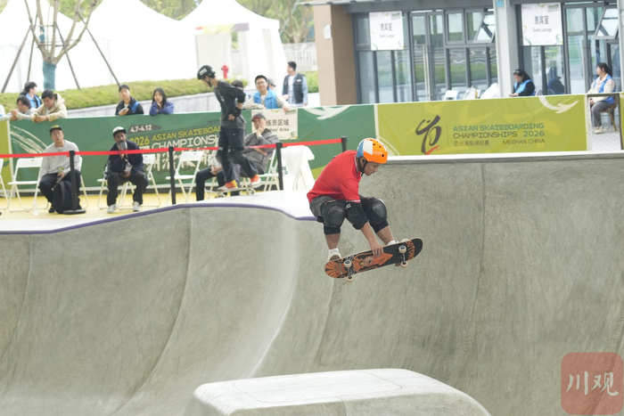 眉山轮滑中心碗池吸引高手挑战。