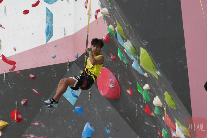 专业队选手在攀岩训练。