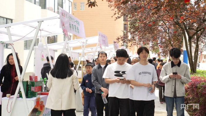 市集人头攒动（央广网见习记者  尹博  摄）