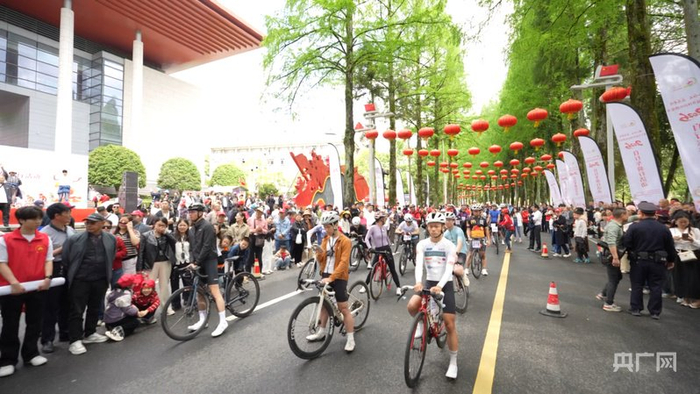 井冈山春日骑行活动现场（央广网发  吴传堃  摄）