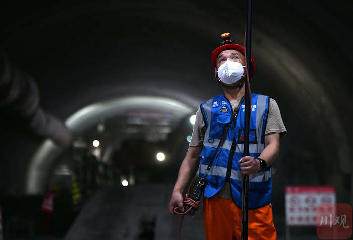 铜锣山隧道洞内施工