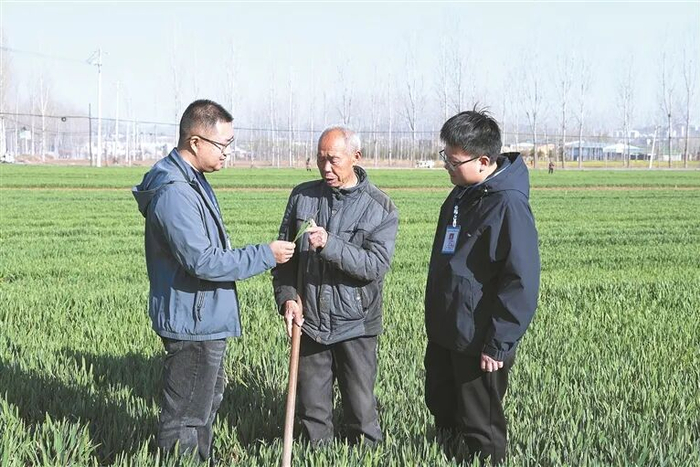 图为前不久，河南省林州市纪检监察干部前往姚村镇师街村田间走访，向村民了解土地流转、清产核资等相关情况。秦阳 摄