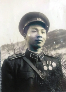 1958年，邬大为从朝鲜回国前的留影。受访者供图