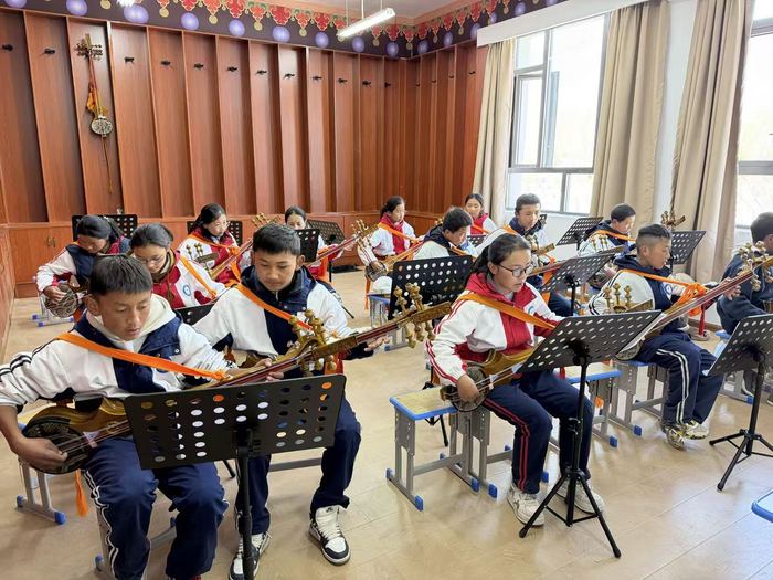 图为南木林县第一中学扎念琴弹唱社团学生正在排练节目。