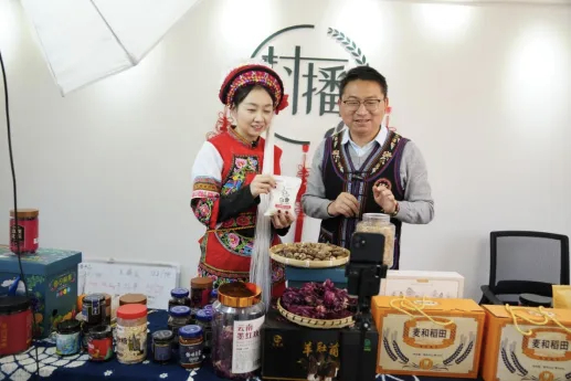 图为张杨雪在五华区“村播小院”直播。刘冉阳 摄