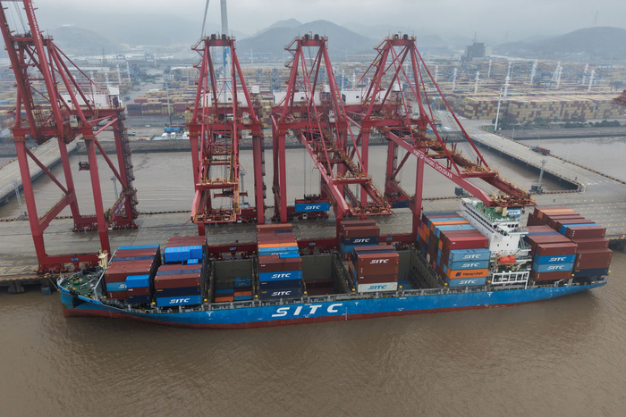 3月29日，货轮停靠在宁波舟山港穿山港区集装箱码头。新华社记者 黄宗治 摄