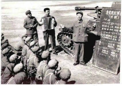1970年6月，邬大为在珍宝岛一线教官兵们唱歌。受访者供图