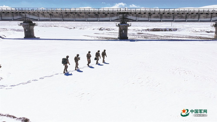 　　武警西藏总队那曲支队执勤三中队新兵首次踏上巡逻路。王星权摄