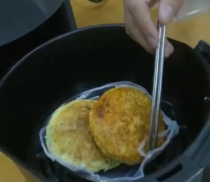 塑料容器已被烤化。