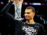 NBA历史首位全票DPOY！文班亚马赛前领取最佳防守球员奖杯🏆