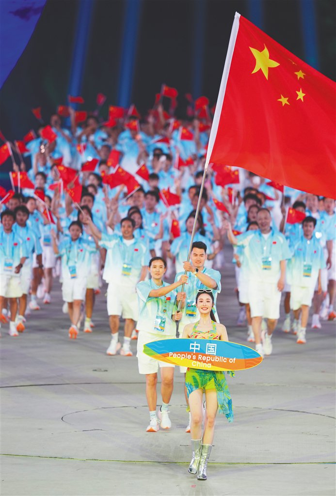 中国体育代表团在开幕式上入场。新华社记者赖向东 摄 